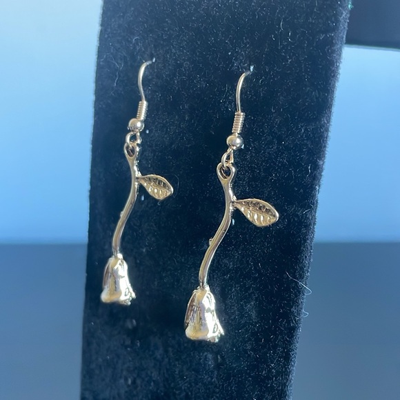 🆕 Gorgeous rose shape earrings - Picture 2 of 3